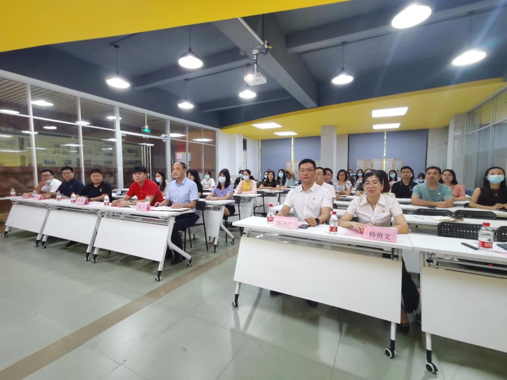 专题组织生活会现场